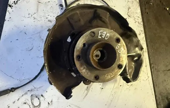 Rear wheel hub