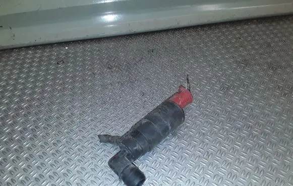 Honda CR-V Windscreen/windshield washer pump