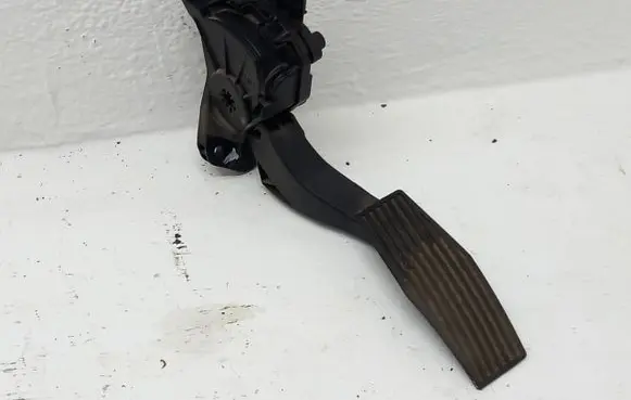 Opel Insignia A Accelerator throttle pedal 13237352