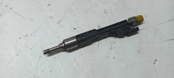 BMW X3 F25 Fuel injector 7597870