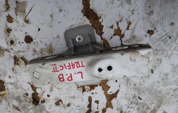 Renault Trafic II (X83) Fender mounting bracket 