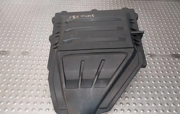 Volkswagen Polo VI Air filter box 04C129620A