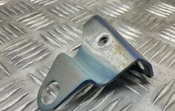 Fender mounting bracket