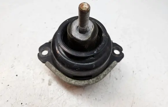Audi Q7 4L Engine mount bracket 7L8199131A