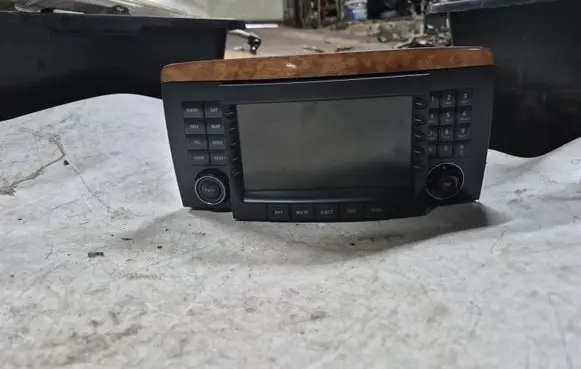 Mercedes-Benz R W251 Radio/CD/DVD/GPS head unit A2518201779 BB0640
