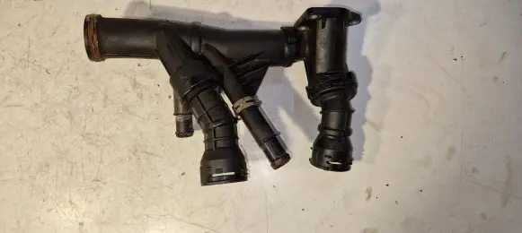 Volkswagen PASSAT B8 Engine coolant pipe/hose 04L121071E
