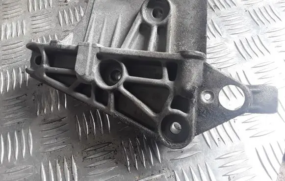 Nissan Note (E11) Engine mounting bracket 8200408663