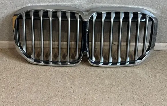 BMW X7 G07 Front bumper upper radiator grill 8094566