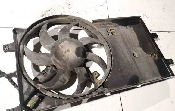 Radiator cooling fan shroud