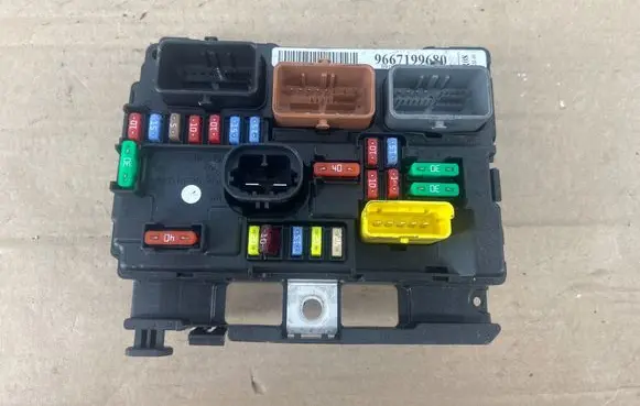 Citroen C4 Grand Picasso Fuse module 9667199680