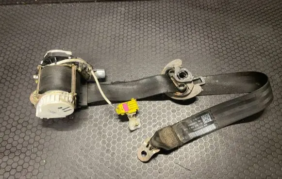 Volkswagen PASSAT B6 Front seatbelt 33042932F