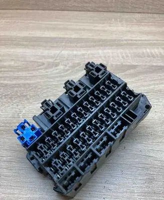 Nissan Terrano Fuse module 243110E000 72404047