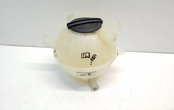 Volkswagen Jetta VI Coolant expansion tank/reservoir 5C0121407A 5C0121407B