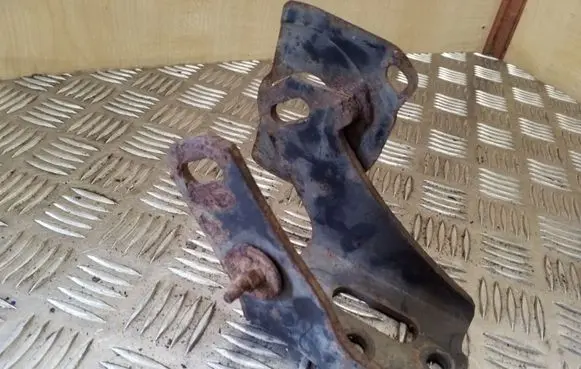 Toyota RAV 4 (XA20) Engine mounting bracket