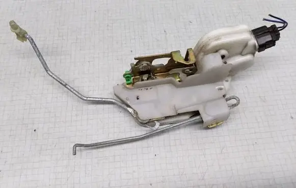 Mitsubishi Space Runner Front door lock