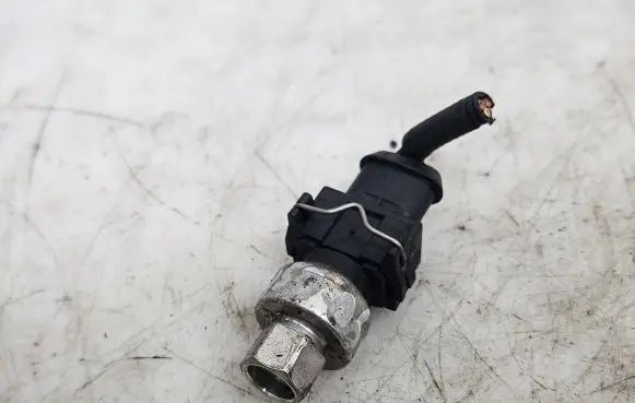 Volvo V50 Air conditioning (A/C) pressure sensor 977929