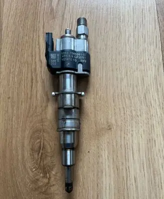 BMW 1 E82 E88 Fuel injector 13537585261 7585261