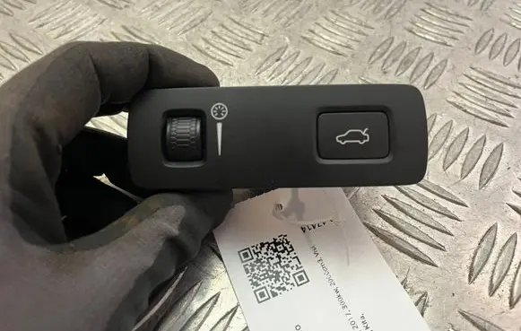 Volvo XC90 Tailgate/boot open switch button 31443873