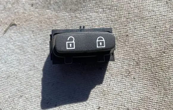 Volvo V70 Central locking switch button 30710475 03451600