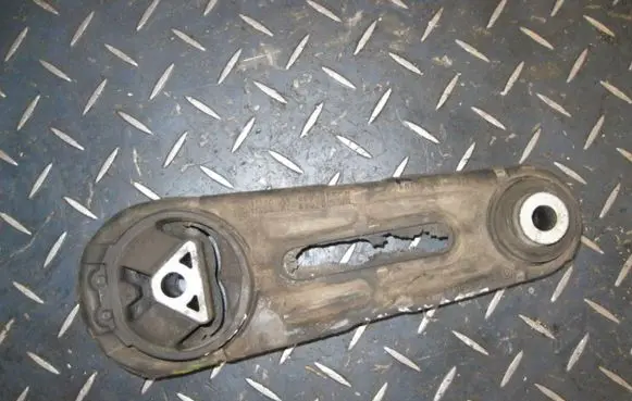 Nissan Qashqai Engine mount bracket 8200042453 VD13641