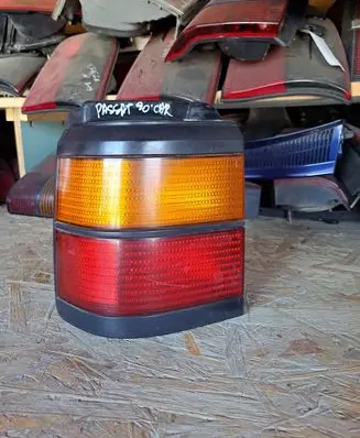 Volkswagen PASSAT B3 Rear/tail lights 333945111