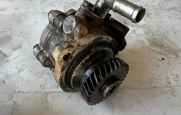 Nissan Patrol Y61 Power steering pump 07107010 VC100
