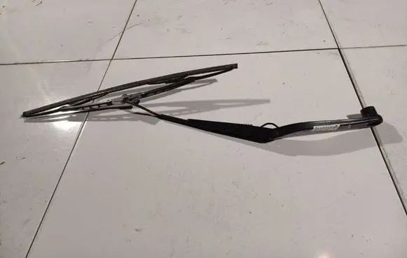 Chrysler 300 - 300C Front wiper blade arm