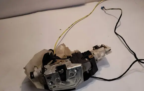 Mercedes-Benz S W220 Rear door lock 2207304135