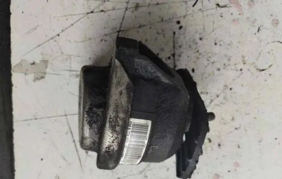 BMW 5 E60 E61 Engine mount bracket 6774620 16934612