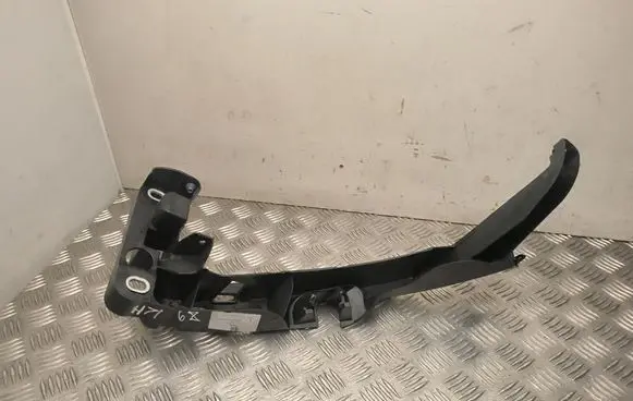Audi A3 S3 8P Front bumper mounting bracket 8P0805608A