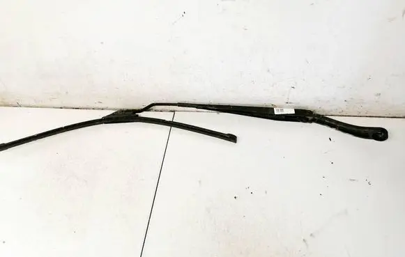 Chevrolet Captiva Front wiper blade arm