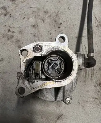 Renault Scenic II - Grand scenic II Vacuum pump D163322916 163322916