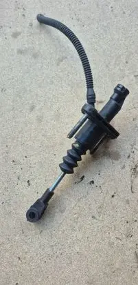 Opel Astra H Clutch master cylinder 90523769