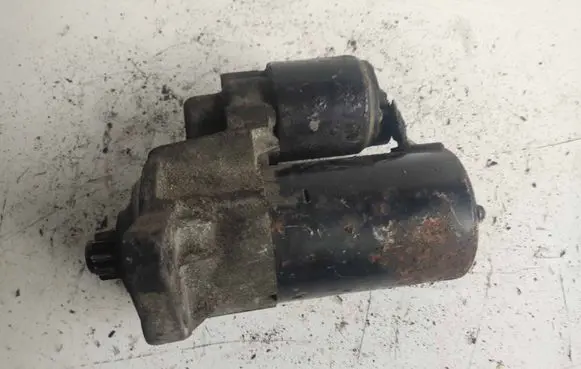 Volkswagen Golf IV Starter motor 1005821879