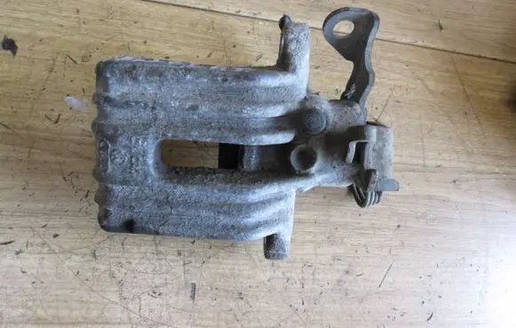 Volkswagen PASSAT B5 Brake caliper pad carrier rear