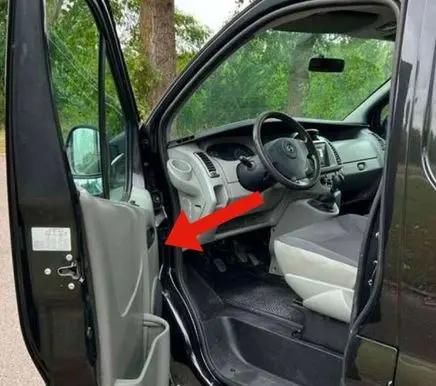 Opel Vivaro Front door check strap stopper 