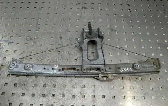 Rear door manual window regulator