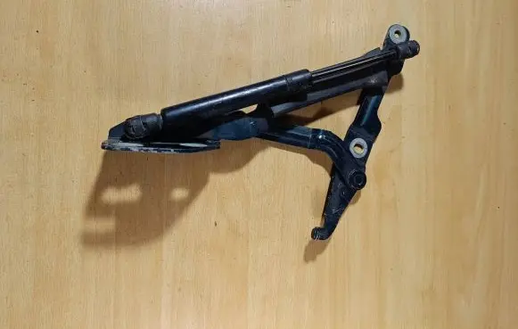 Audi A4 S4 B5 8D Tailgate/trunk/boot hinge 8D5827302C