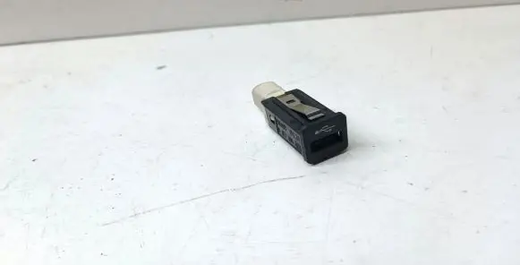 BMW 3 E90 E91 USB socket connector 9167196 61319167196