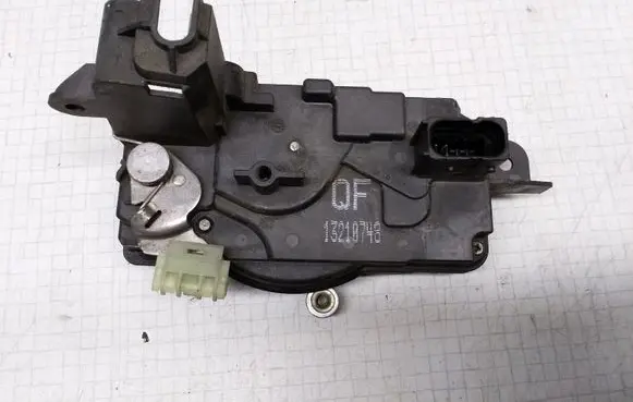 Opel Zafira B Front door lock QF13210748 13210748