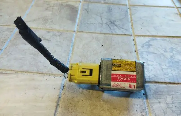 Toyota Prius (XW20) Airbag deployment crash/impact sensor 8986047040 1879000891