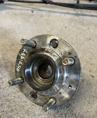 Mitsubishi Carisma Front wheel hub