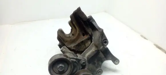 Hyundai Santa Fe Power steering pump mounting bracket 