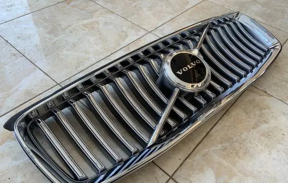 Volvo XC90 Front bumper upper radiator grill 32365192 32365190