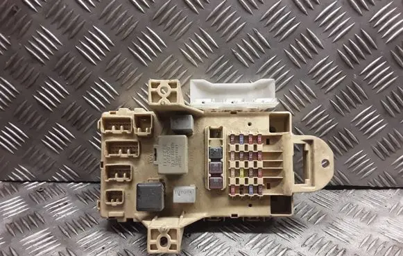 Toyota Yaris Fuse module 827300D040