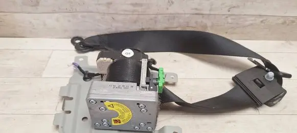 Mercedes-Benz C W203 Front seatbelt 2018680222