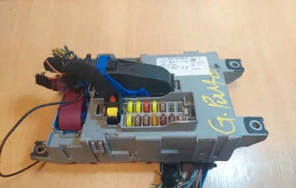 Fiat Punto Evo Central body control module 00519036810 97RI010651 28323309