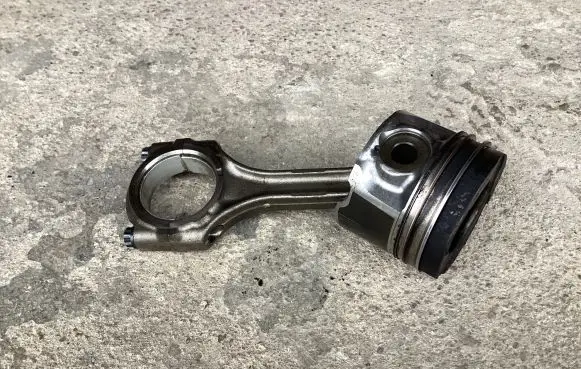 Toyota RAV 4 (XA30) Piston with connecting rod