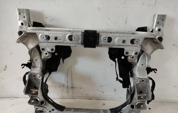 Mercedes-Benz C W205 Front subframe 2056208701 181820028411X 206208701
