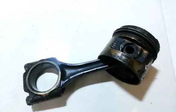 Volkswagen PASSAT B2 Piston with connecting rod